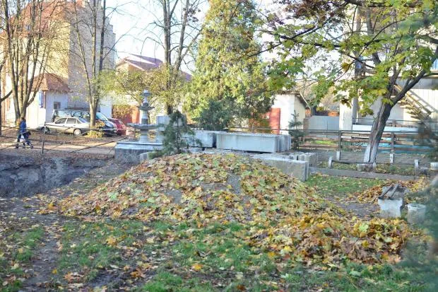 У Коломиї на місці скверу облаштували будівельний майданчик (фото) — фото 2