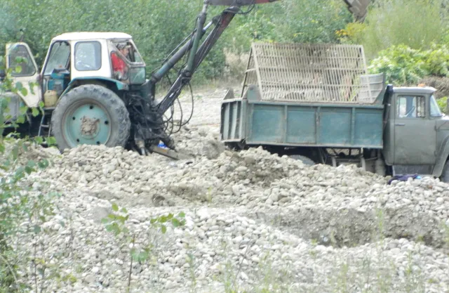 На Прикарпатті СБУ припинила незаконний видобуток піщано-гравійної суміші (фото) — фото 2