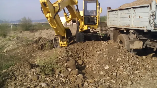 На Прикарпатті СБУ припинила незаконний видобуток піщано-гравійної суміші (фото) — фото 4