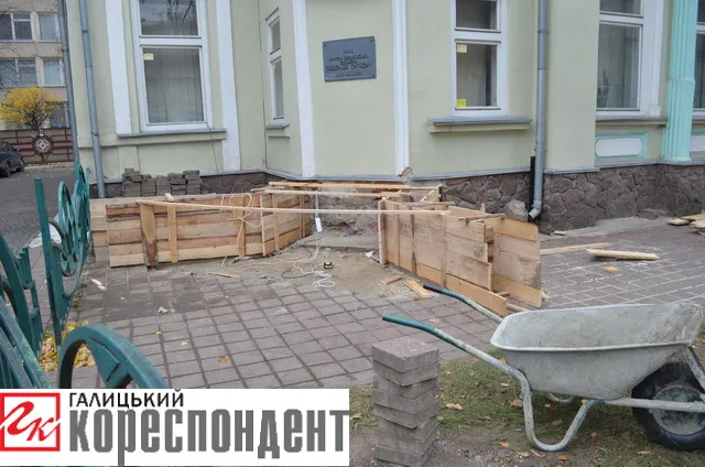 У Франківську почали реконструкцію архітектурної пам’ятки на Чорновола, 80 (фото) — фото 1