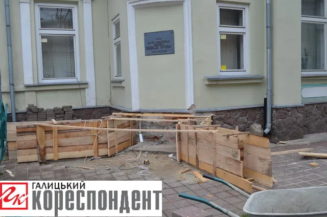 У Франківську почали реконструкцію архітектурної пам’ятки на Чорновола, 80 (фото) — фото 2
