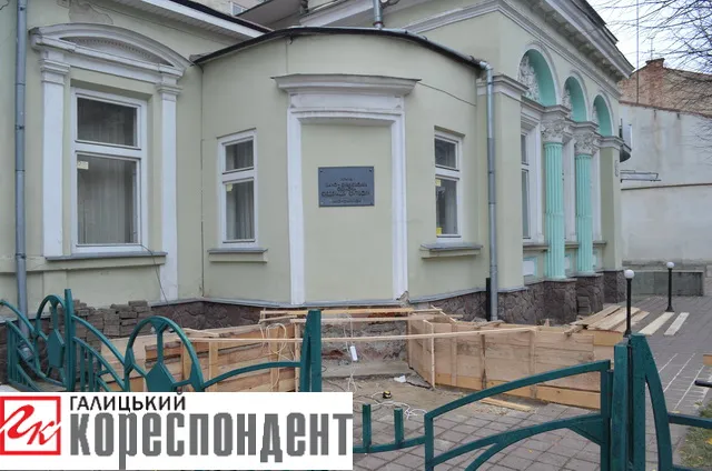 У Франківську почали реконструкцію архітектурної пам’ятки на Чорновола, 80 (фото) — фото 7