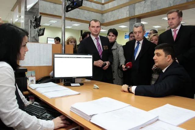 Володимир Гройсман ознайомився із роботою Івано-Франківського центру надання адміністративних послуг (фото) — фото 2