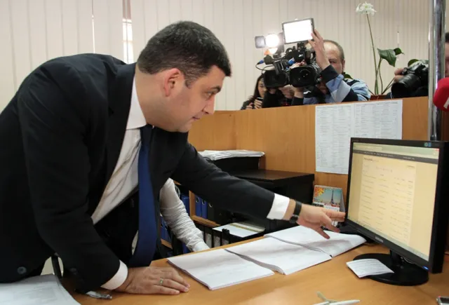 Володимир Гройсман ознайомився із роботою Івано-Франківського центру надання адміністративних послуг (фото) — фото 3