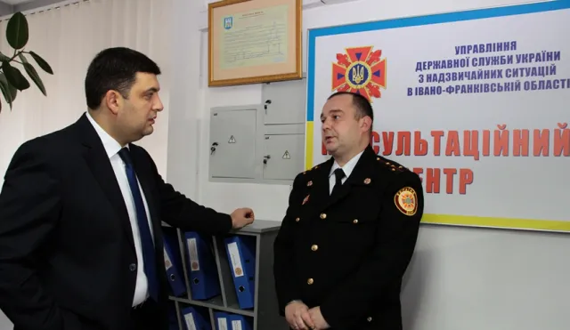 Володимир Гройсман ознайомився із роботою Івано-Франківського центру надання адміністративних послуг (фото) — фото 5