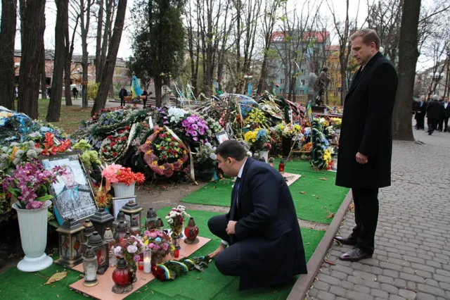 Голова Верховної Ради України та голова облдержадміністрації вшанували пам’ять героїв Небесної Сотні та загиблих бійців АТО (фото) — фото 1