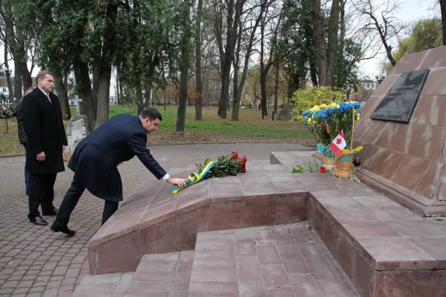 Голова Верховної Ради України та голова облдержадміністрації вшанували пам’ять героїв Небесної Сотні та загиблих бійців АТО (фото) — фото 3