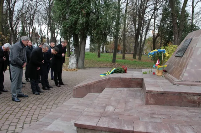 Голова Верховної Ради України та голова облдержадміністрації вшанували пам’ять героїв Небесної Сотні та загиблих бійців АТО (фото) — фото 5