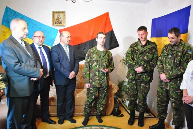 Бійцю АТО з Прикарпаття вручили медаль «За оборону Донецького аеропорту» (фото) — фото 1