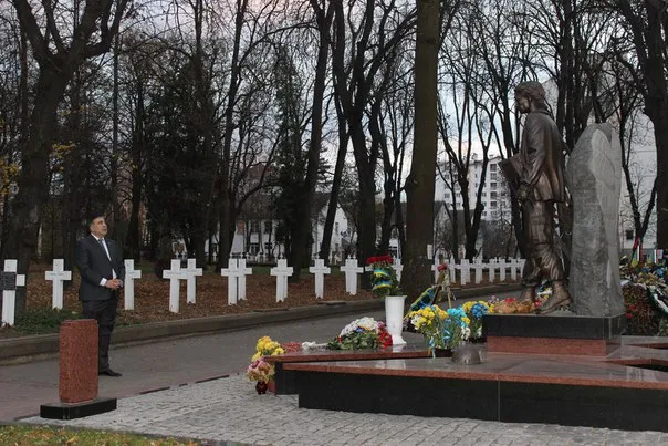 Саакшвілі у Франківську відвідав могилу Романа Гурика (фото) — фото 1