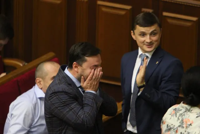 Як Юрій Бабій на засіданні Верховної Ради реготав з долоньки (фото) — фото 3