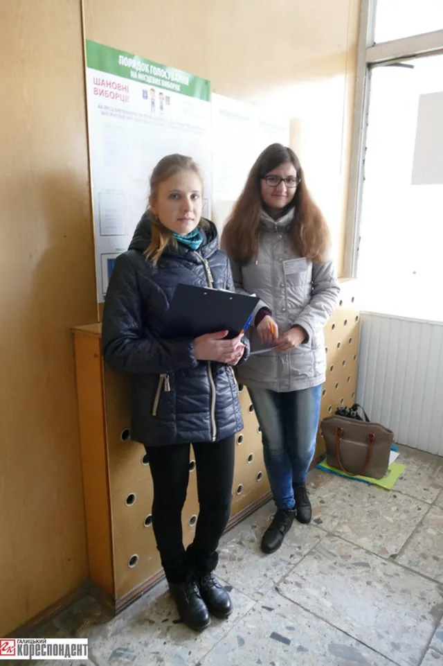 В Івано-Франківську на дільницях працюють дві групи екзитполу (фото) — фото 1