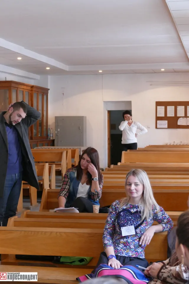 В Івано-Франківську на дільницях працюють дві групи екзитполу (фото) — фото 12