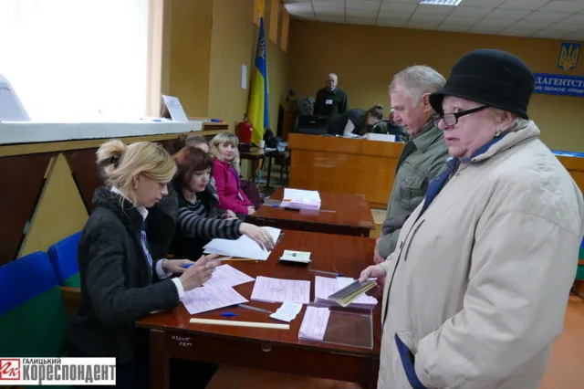 В Івано-Франківську на дільницях працюють дві групи екзитполу (фото) — фото 3