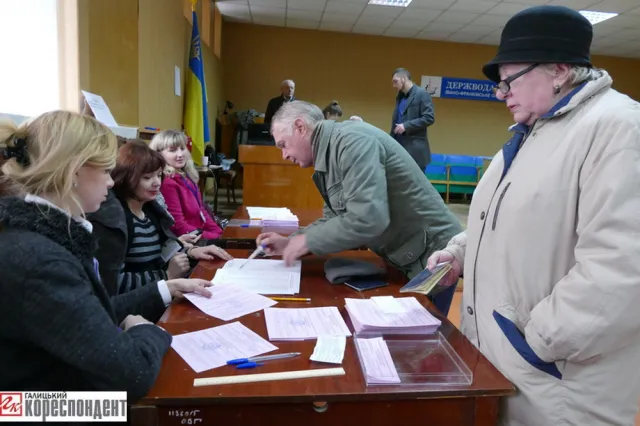 В Івано-Франківську на дільницях працюють дві групи екзитполу (фото) — фото 4