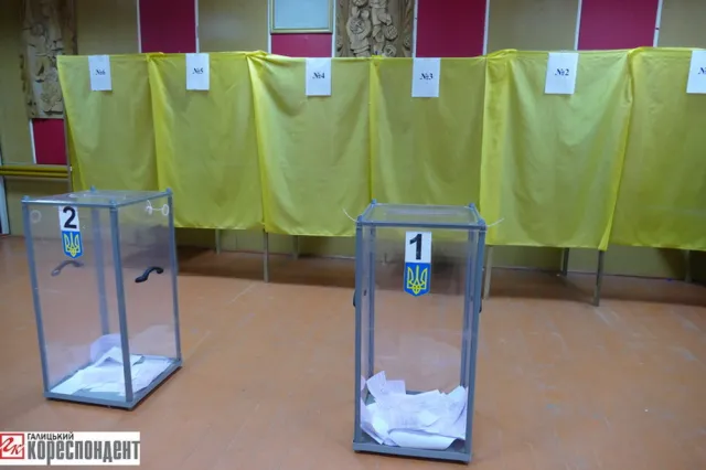 В Івано-Франківську на дільницях працюють дві групи екзитполу (фото) — фото 5