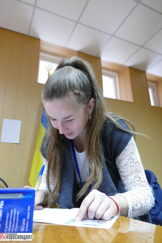 В Івано-Франківську на дільницях працюють дві групи екзитполу (фото) — фото 6