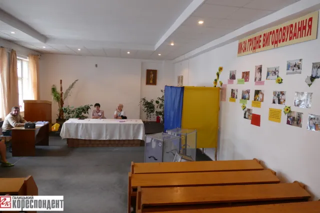 В Івано-Франківську на дільницях працюють дві групи екзитполу (фото) — фото 7