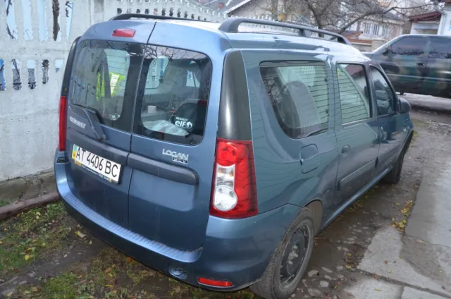 Активісти завітали в гості до «бідного» франківського чиновника, якому з бюджету виділили майже півмільйона гривень (фото+відео) — фото 1