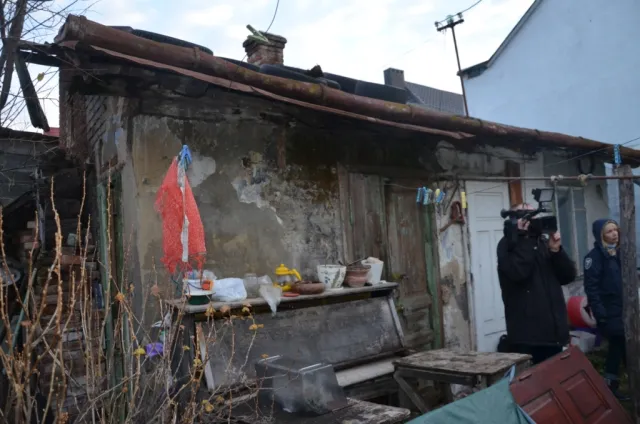 Активісти завітали в гості до «бідного» франківського чиновника, якому з бюджету виділили майже півмільйона гривень (фото+відео) — фото 3