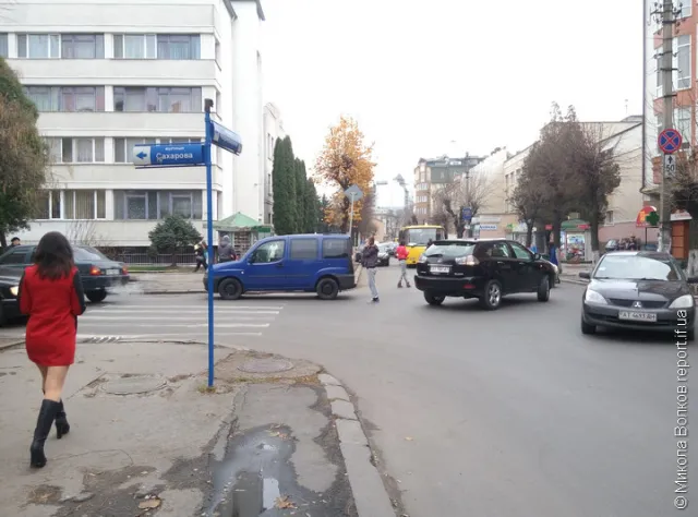У Франківську на розі Чорновола і Сахарова трапилася ДТП (фото) — фото 1