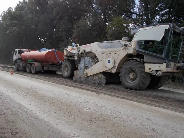 На Франківщині от-от завершать ремонтувати одну з найгірших доріг в області (фото) — фото 1
