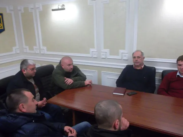 Хімік прийшов до нового начальника управління юстиції аби поговорити про проблеми учасників АТО (фото) — фото 1