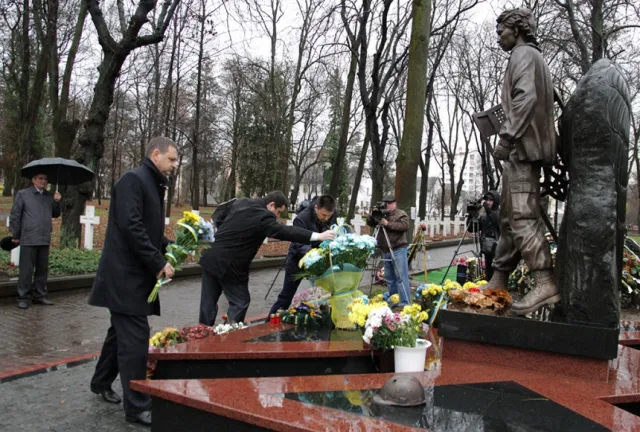 Представники влади вшанували пам'ять Героїв Небесної сотні та загиблих в АТО (фото) — фото 1