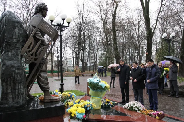 Представники влади вшанували пам'ять Героїв Небесної сотні та загиблих в АТО (фото) — фото 2