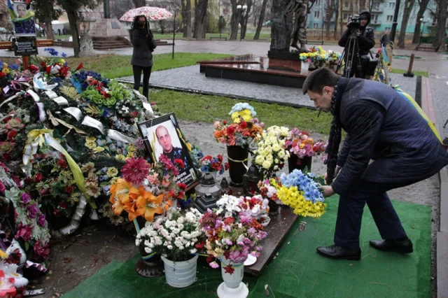 Представники влади вшанували пам'ять Героїв Небесної сотні та загиблих в АТО (фото) — фото 3
