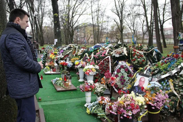 Представники влади вшанували пам'ять Героїв Небесної сотні та загиблих в АТО (фото) — фото 4