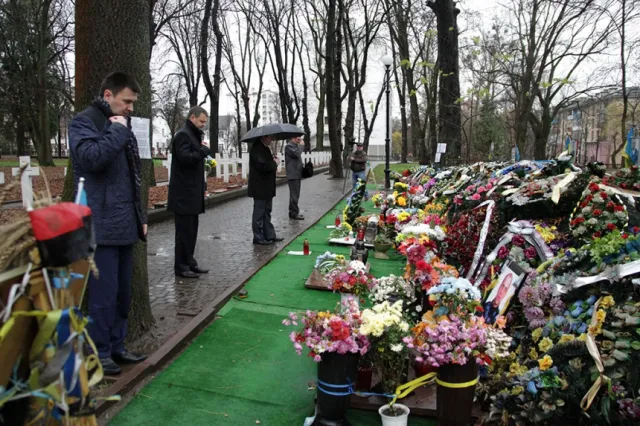 Представники влади вшанували пам'ять Героїв Небесної сотні та загиблих в АТО (фото) — фото 5