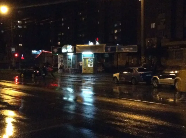 На вулиці Івасюка через відсутній дорожній знак розбилось десяток автомобілів (фото) — фото 3