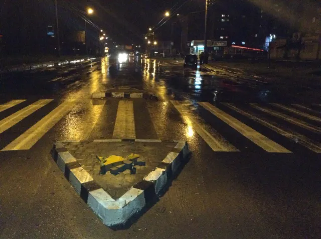 На вулиці Івасюка через відсутній дорожній знак розбилось десяток автомобілів (фото) — фото 4