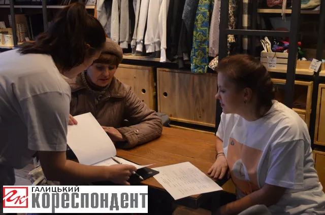 В Івано-Франківську вперше провели «Живу бібліотеку», або Як люди стали «книжками» (фото) — фото 2