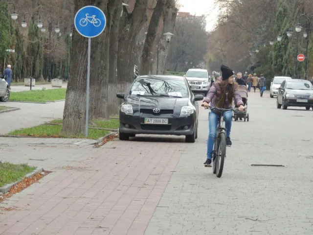 На вулиці Шевченка поламали антипаркувальні стовпчики — фото 1