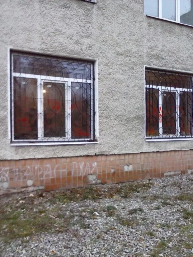 На будинку, в якому мали відкрити відділення паліативної допомоги, з'явився надпис «Хоспісу - ні!» (фото) — фото 2