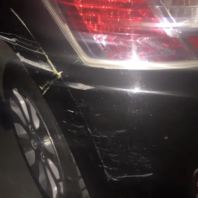 Водій маршрутки спочатку протаранив автомобіль жінці, а потім послав її, та заявив, що не буде платити за ремонт (фото) — фото 2