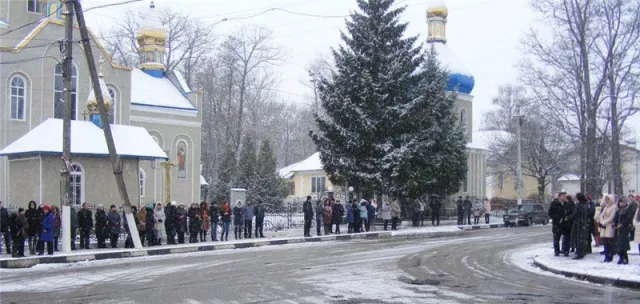 Сотні людей на колінах зустрічали тіло загиблого в зоні АТО 36-річного Андрія Фігурного (фото) — фото 1