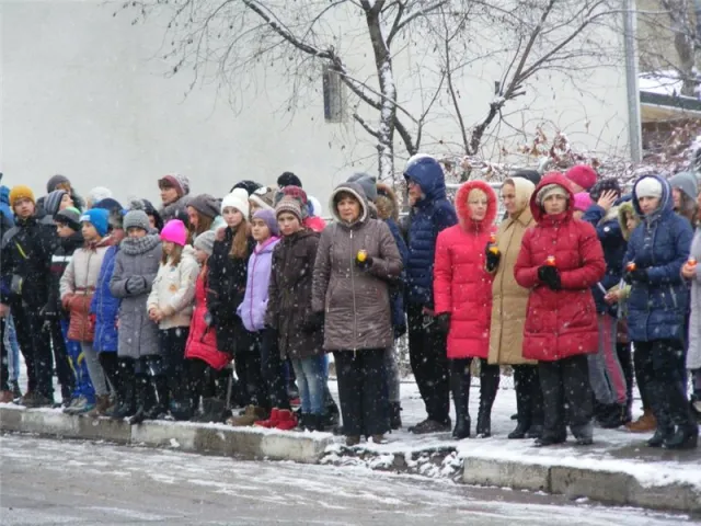 Сотні людей на колінах зустрічали тіло загиблого в зоні АТО 36-річного Андрія Фігурного (фото) — фото 2