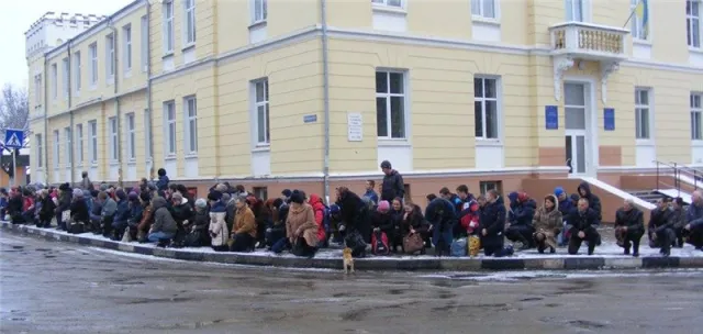 Сотні людей на колінах зустрічали тіло загиблого в зоні АТО 36-річного Андрія Фігурного (фото) — фото 3