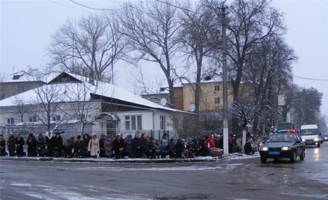 Сотні людей на колінах зустрічали тіло загиблого в зоні АТО 36-річного Андрія Фігурного (фото) — фото 5