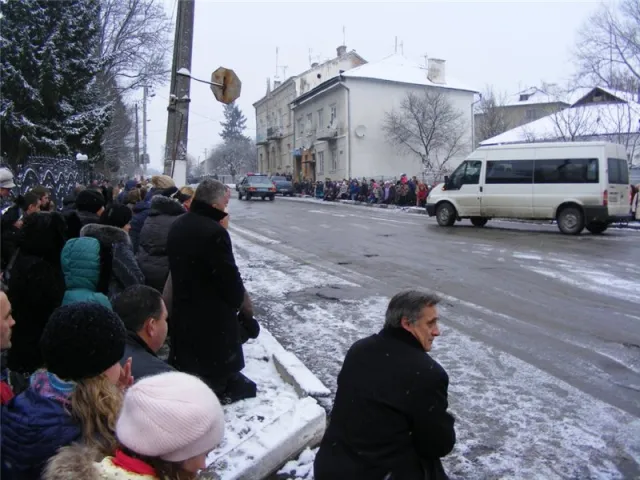 Сотні людей на колінах зустрічали тіло загиблого в зоні АТО 36-річного Андрія Фігурного (фото) — фото 6