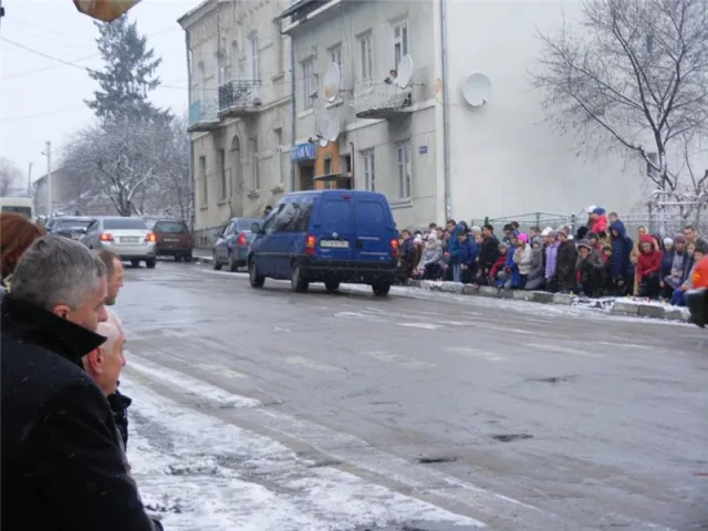 Сотні людей на колінах зустрічали тіло загиблого в зоні АТО 36-річного Андрія Фігурного (фото) — фото 7