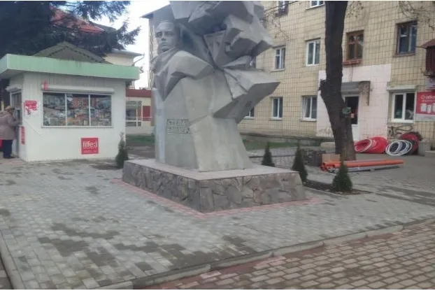 В Івано-Франківській області відбудеться урочисте відкриття пам'ятника Степану Бандері (фото) — фото 2
