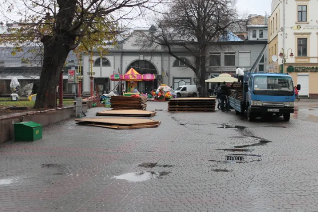 На Вічевому майдані почали встановлювати будиночки для новорічно-різдвяного ярмарку (фото) — фото 2