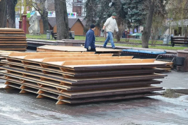 На Вічевому майдані монтують дерев'яні будиночки для новорічного ярмарку (фото) — фото 1