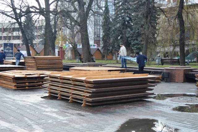 На Вічевому майдані монтують дерев'яні будиночки для новорічного ярмарку (фото) — фото 2
