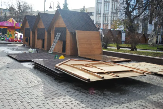 На Вічевому майдані монтують дерев'яні будиночки для новорічного ярмарку (фото) — фото 3