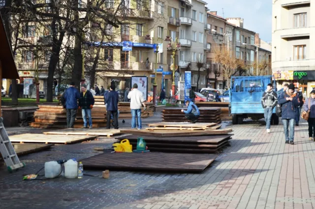 На Вічевому майдані монтують дерев'яні будиночки для новорічного ярмарку (фото) — фото 6